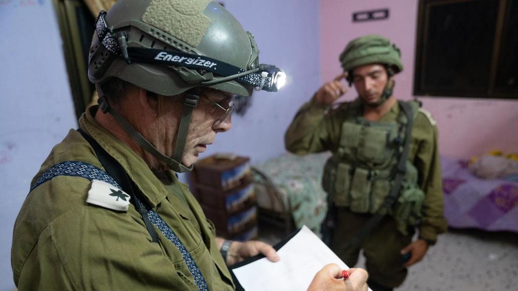 לוחמי צה"ל פושטים על בית המחבל מהפיגוע בפ"ת