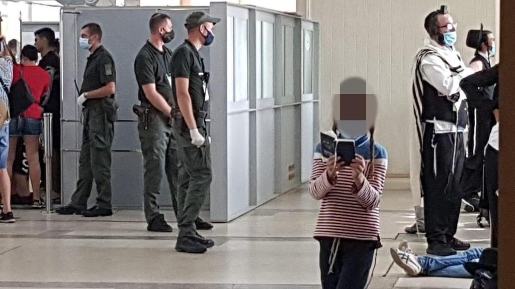 חסידים מעוכבים בכניסה לנמל התעופה באוקראינה