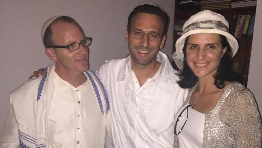 L-R: Cantor Yossi Chajes, and Ross and Elli Kriel pose after a recent Yom Kippur 
