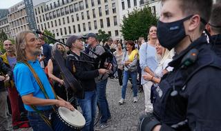 הפגנה נגד מגבלות קורונה ב ברלין גרמניה