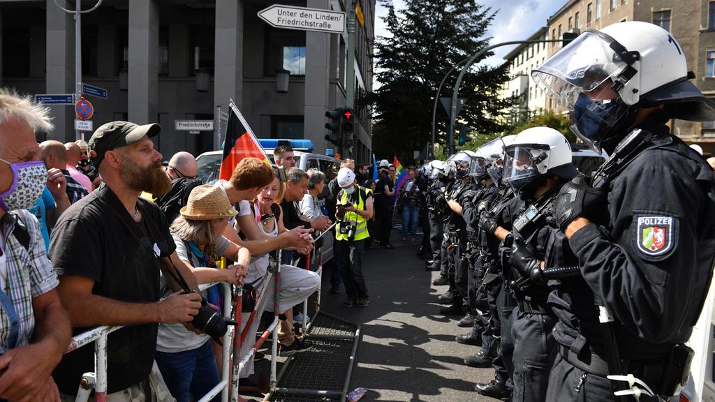 ברלין גרמניה הפגנה מפגינים נגד הגבלות קורונה