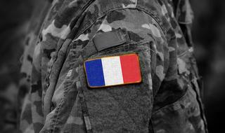 חייל צרפתי עם דגל צרפת אילוסטרציה