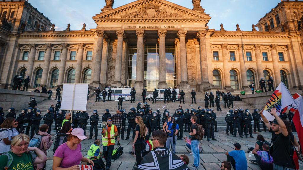 Riot police monitors the scene with right-wing protesters in the area in front of the Reichstag building, seat of the German parliament Bundestag, which was cleared by police after right-wing protesters tried to climb the stairs and enter the building following a protest against government-imposed coronavirus pandemic regulations