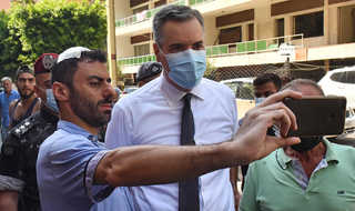 מוסטפה אדיב ראש ממשלת לבנון המיועד מבקר באזור האסון ב ביירות