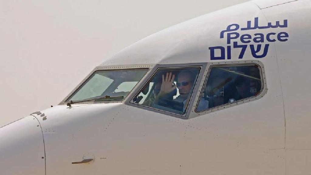 El Al pilot waves as first flight to UAE prepares to leave 