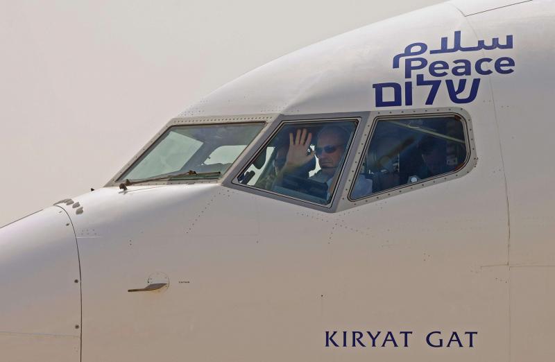 El Al pilot waves as first flight to UAE prepares to leave 