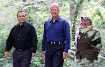 L-R: Ehud Barak, Bill Clinton and Yasser Arafat at Camp David, July 2000