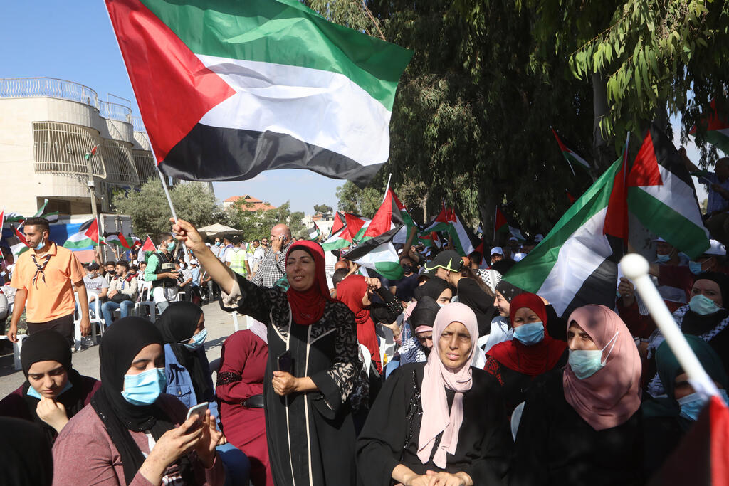  Palestinians wave national flags during a protest against the peace agreement to establish diplomatic ties between Israel and the United Arab Emirates