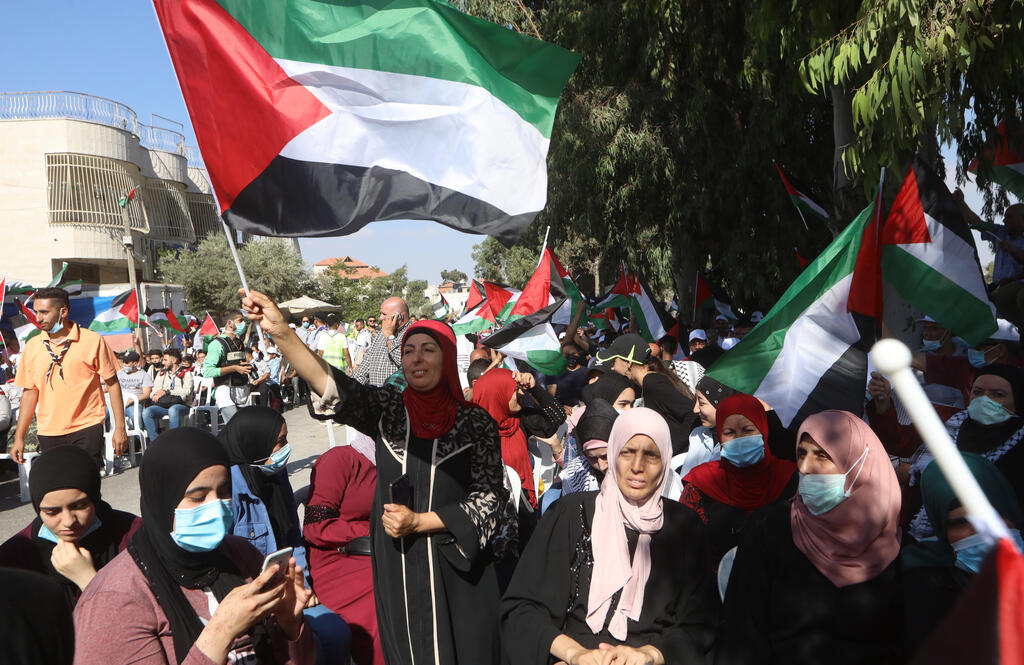  Palestinians wave national flags during a protest against the peace agreement to establish diplomatic ties between Israel and the United Arab Emirates