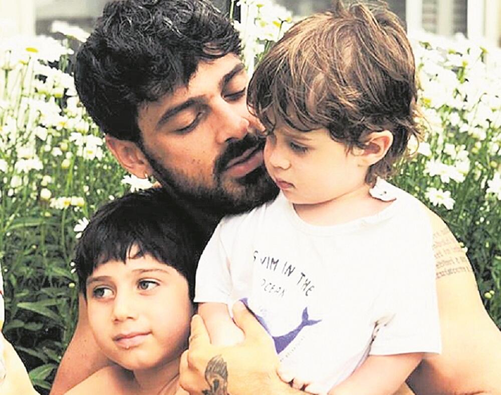 מיקאלה מורונה עם שני ילדיו