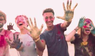 בני נוער מתנדבים עם צבע על הידיים