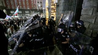 בולגריה סופיה עימותים מחוץ לבניין הפרלמנט
