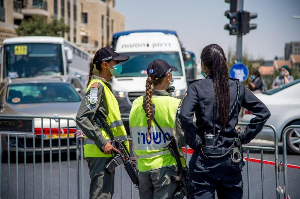 Police during a coronavirus lockdown in Jerusalem 