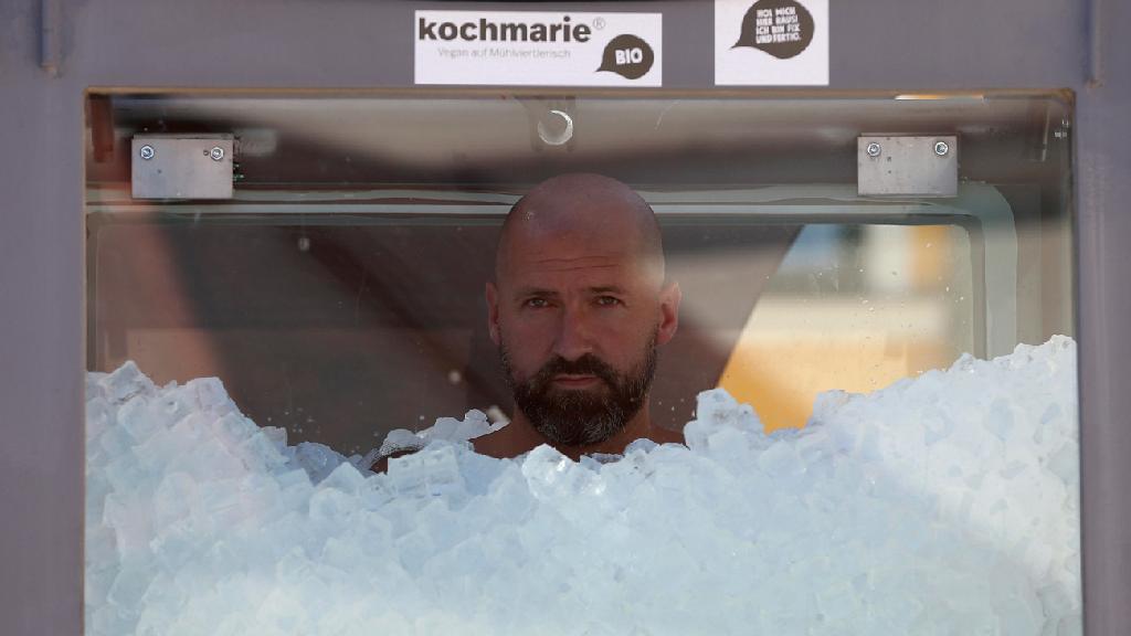 שיא ב אוסטריה שעתיים וחצי בתוך תא מלא קרח 