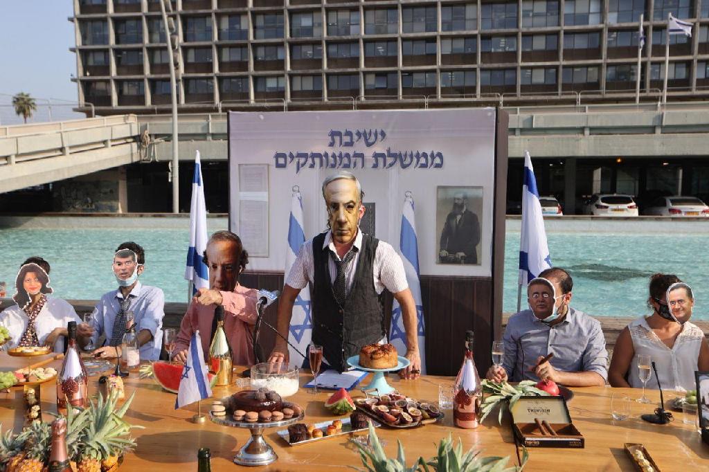 מיצג ישיבת ממשלת המנותקים נגד בנימין נתניהו בכיכר רבין