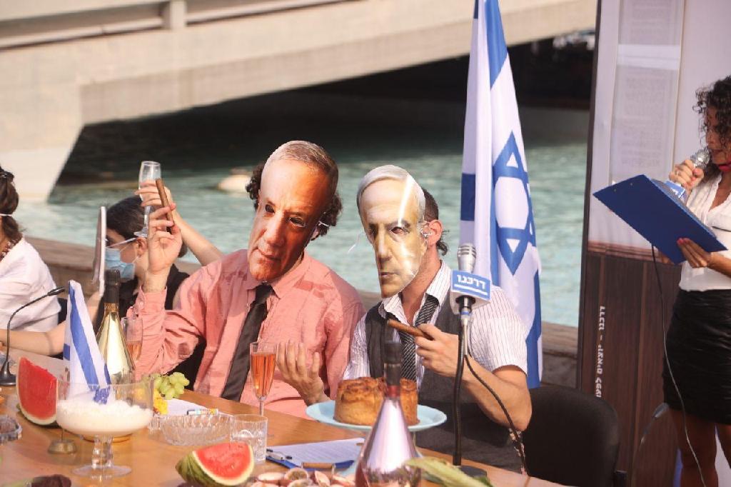 מיצג ישיבת ממשלת המנותקים נגד בנימין נתניהו בכיכר רבין
