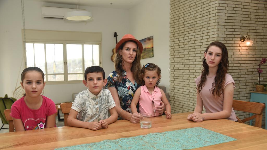 Семья Шварц (Фото: Авигу Шапира) יעל וילדיה שהפכו נזקקים בעקבות משבר הקורונה