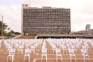 מיצג 1000 כיסאות לציון 1000 נפטרים מנגיף הקורונה