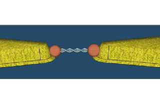 אילוסטרציה של מבנה הניסוי. שתי האלקטרודות בצהוב, כדורים זעירים בכתום (ננו-חלקיקים) אליהם מחוברת מולקולת הדנ"א, מעידים על הימצאותה בין האלקטרודות, ובמרכז מולקולת הדנ"א שדרכה נמדד הזרם החשמלי.