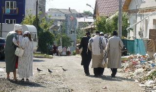 יהודים הולכים בסמטה המובילה לרחוב פּוּשקִינָה באומן, 8 בספטמבר 2017