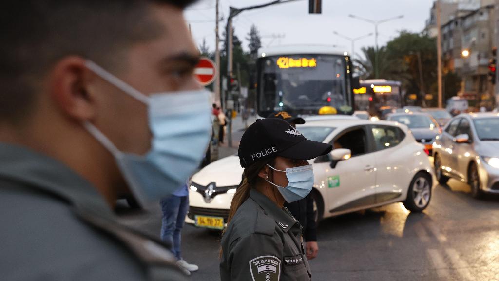 שוטרים בכניסה לבני ברק בעקבות הסגר הלילי