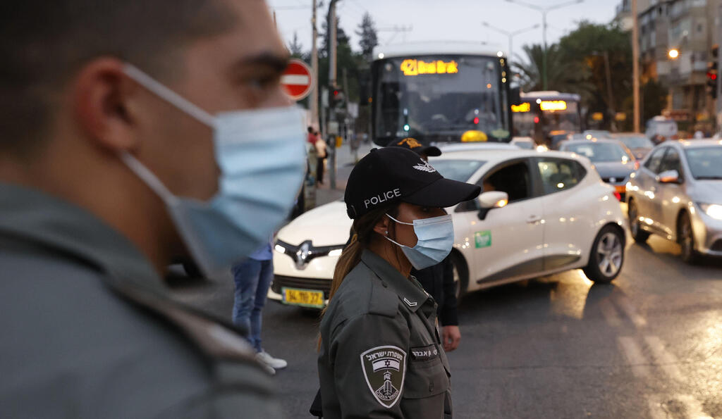 שוטרים בכניסה לבני ברק בעקבות הסגר הלילי