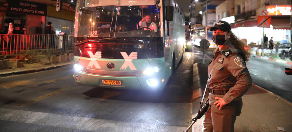 В Бней-Браке (Фото: EPA) שוטרים בכניסה לבני ברק בעקבות הסגר הלילי