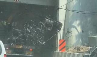 המשאית מתחת לגשר