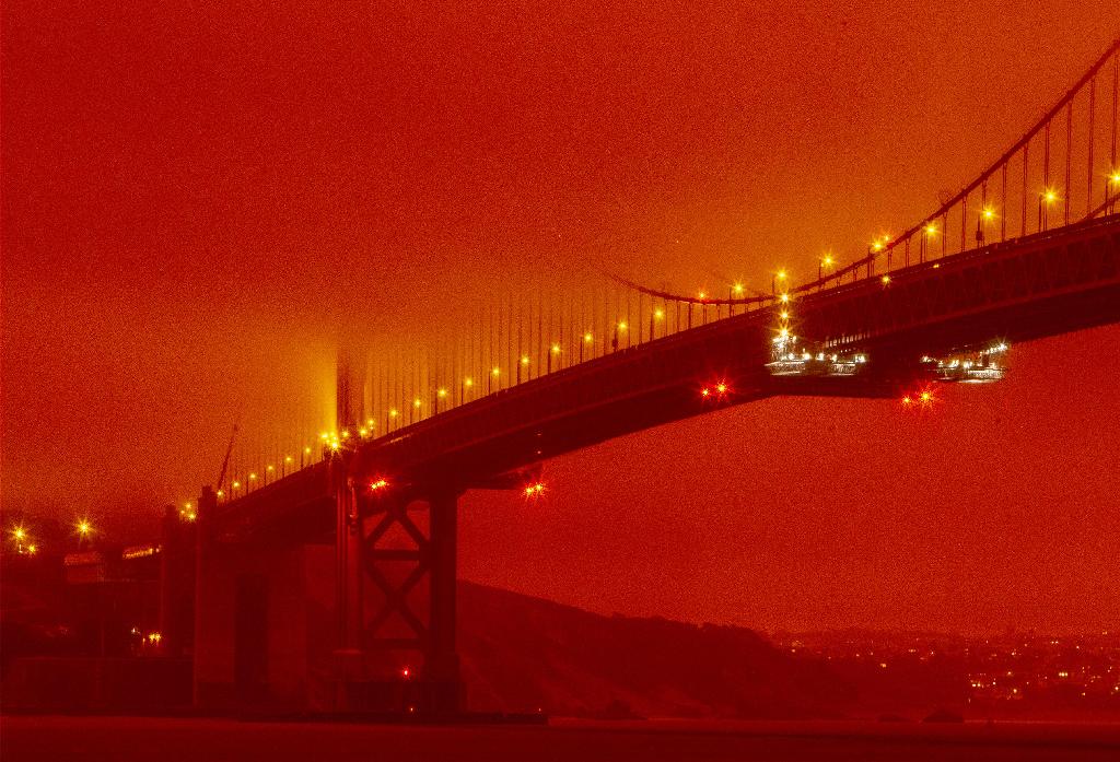 שמיים אדומים ב גשר שער הזהב ב סן פרנסיסקו קליפורניה ארה"ב עקב עשן ה שריפה שריפות