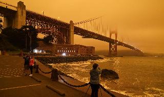 שמיים כתומים ב גשר שער הזהב ב סן פרנסיסקו קליפורניה ארה"ב עקב עשן ה שריפה שריפות