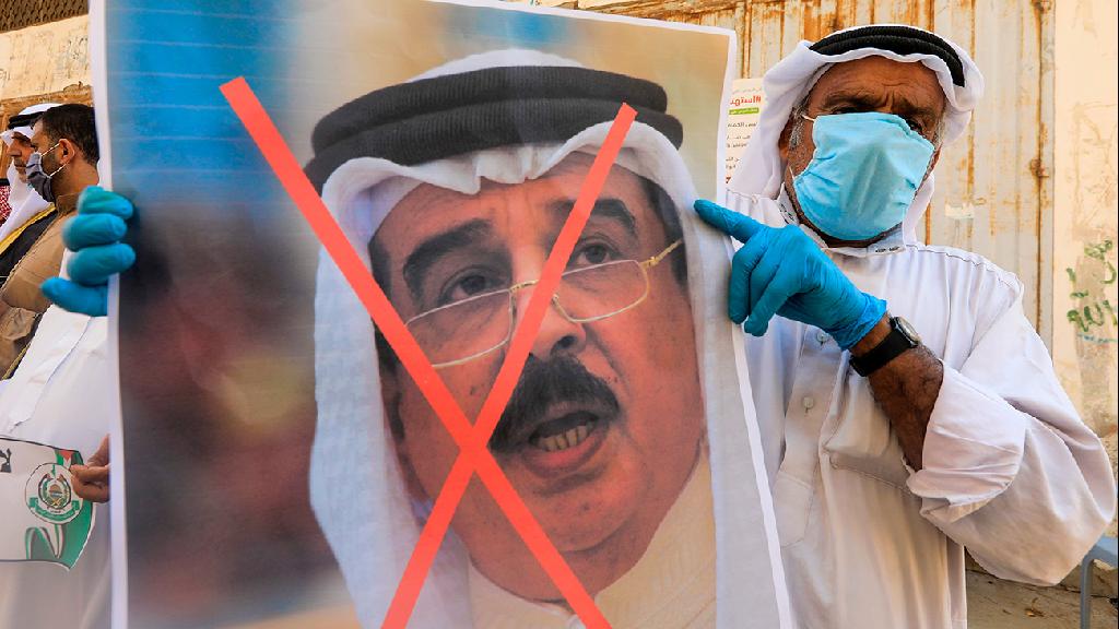 Palestinians rally against Bahrain's deal with Israel (Photo: AFP) מפגינים פלסטינים