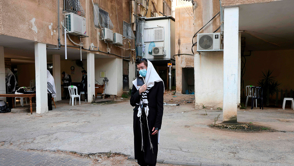 מתפללים בבני ברק