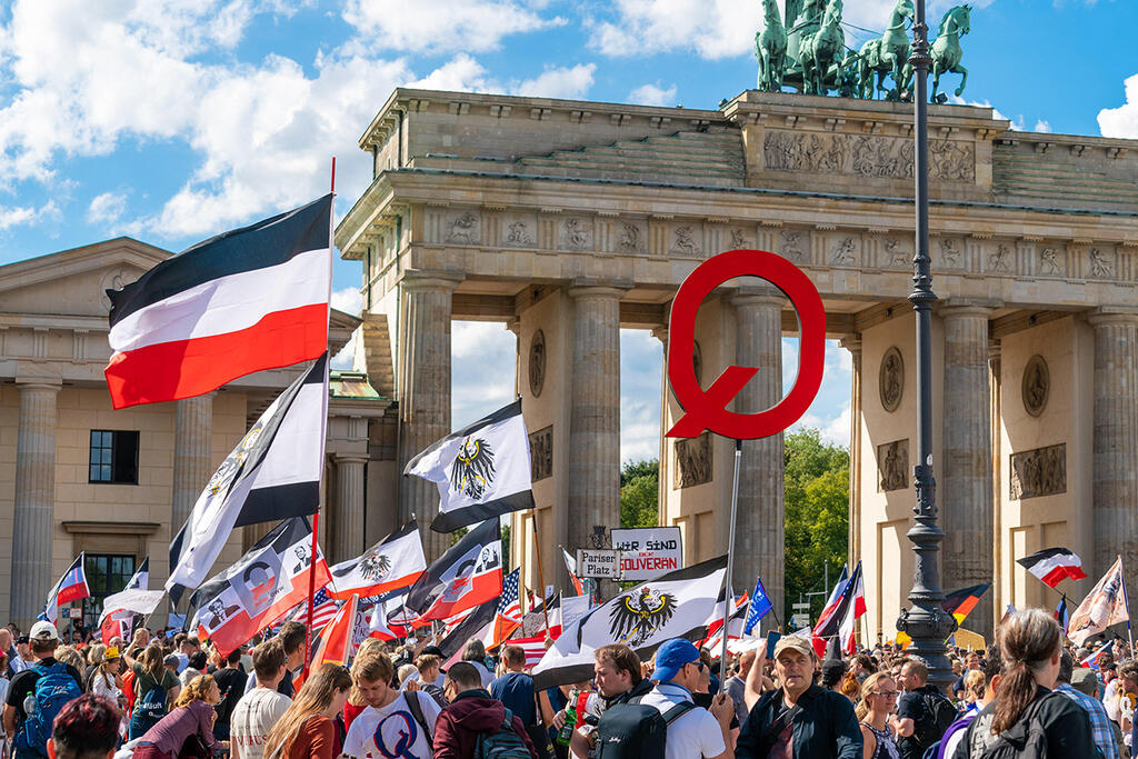 שלט של Q תנועת QAnon או Qanon ברלין גרמניה הפגנה נגד הגבלות קורונה