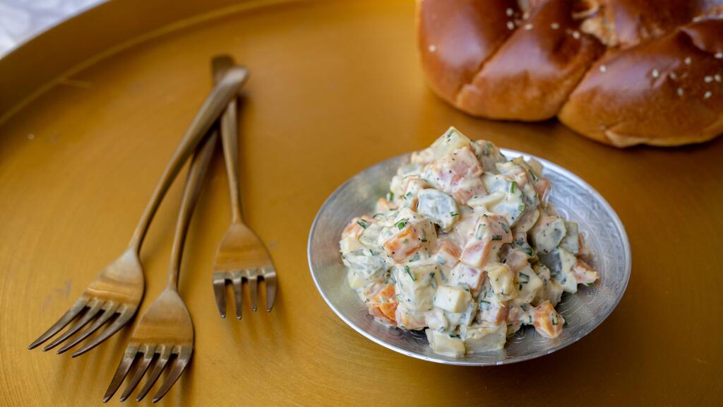 Картофельный салат по-мароккански по рецепту Нофар Зоар (Фото: Таль Шахар) פותחים שולחן - נופר זוהר