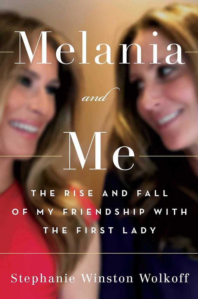 למלניה מגיע עותק חתום. כריכת הספר "מלניה ואני: עלייתה ונפילתה של החברות שלי עם הגברת הראשונה"