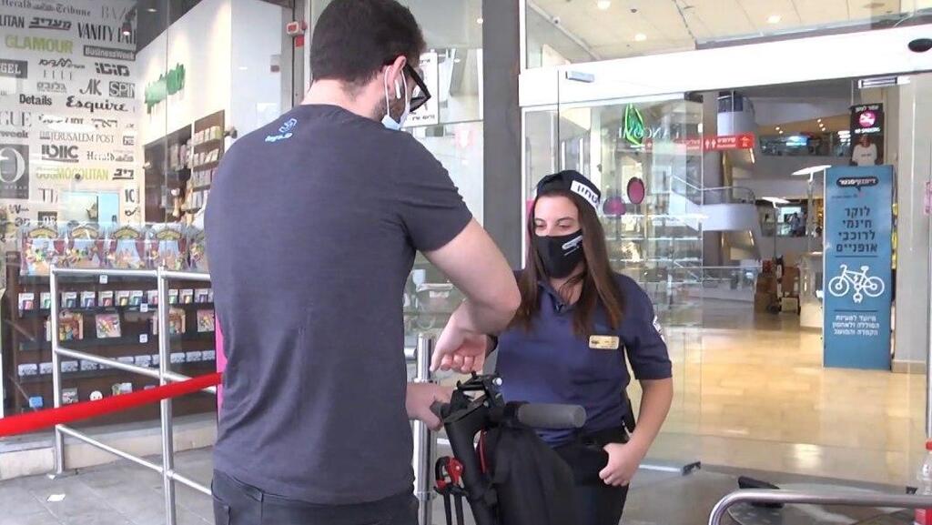 Проверка у входа в торговый центр (Фото: Ницан Дрор) כמה אנשים המאבטחים שולחים הביתה בגלל חום