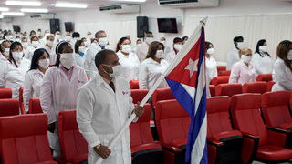 קובה רופאים צוותים רפואיים נלחמים בקורונה טקס לפני יציאה ל כווית