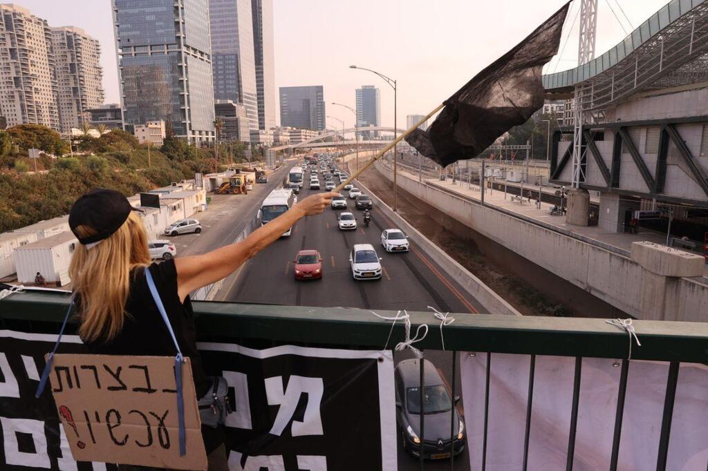 מחאת הדגלים השחורים בגשר השלום