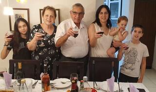 משפחת רוזנבלום מכפר סבא חוגגת את ראש השנה ערב לפני הזמן