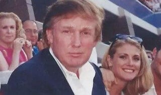 ארה"ב איימי דוריס עם דונלד טראמפ והחבר שלה ג'ייסון בין 1997 טוענת ש טראמפ תקף אותה מינית