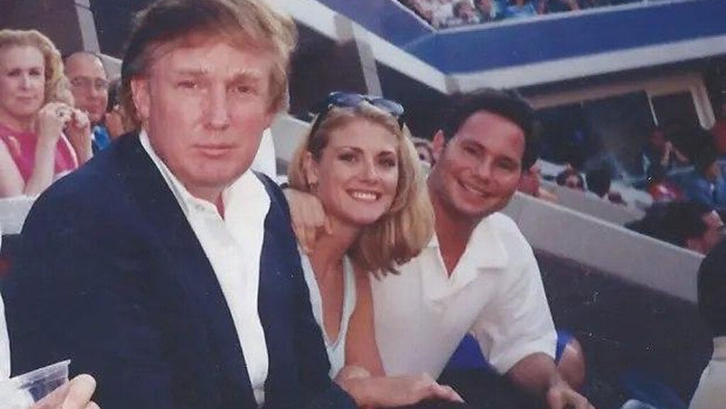ארה"ב איימי דוריס עם דונלד טראמפ והחבר שלה ג'ייסון בין 1997 טוענת ש טראמפ תקף אותה מינית