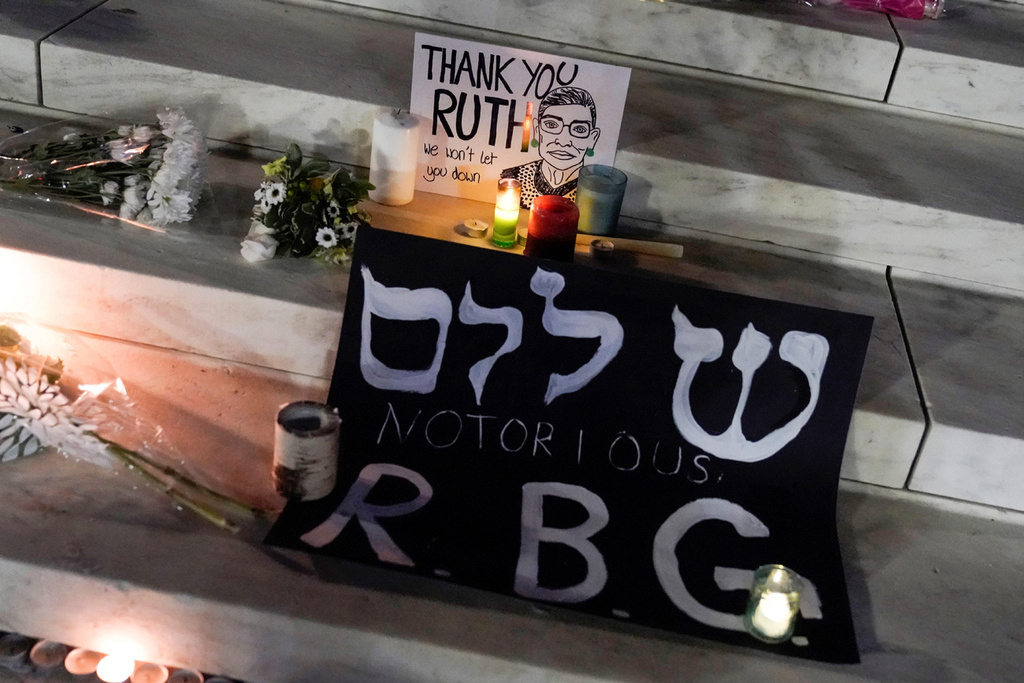 אבלים על מותה של שופטת בית המשפט העליון ב ארה"ב רות ביידר גינסבורג ב וושינגטון הבירה