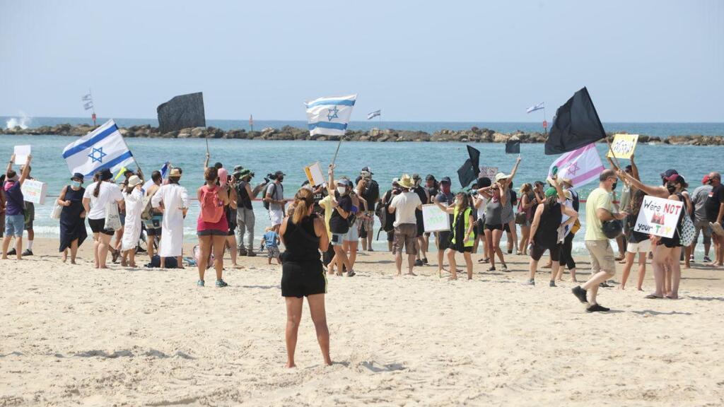 הפגנה נגד הסגר בחוף פרישמן