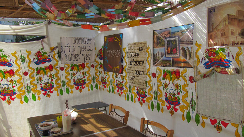 Празднично украшенная сукка (Фото: shutterstock) סוכה