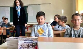 ילדים וחברי הקהילה היהודית בקוסובו לומדים עברית במחנה קיץ בשנת 2020 