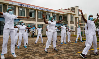 נגיף קורונה אפריקה שיעור זומבה ל אחיות ש מטפלות בחולי קורונה קניה
