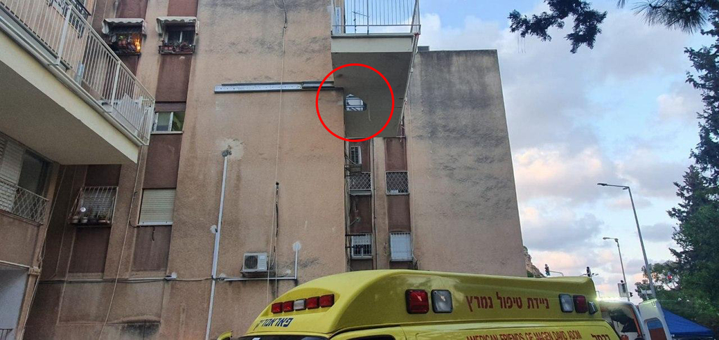 אישה נפלה מקומה שלישית בחיפה ונהרגה