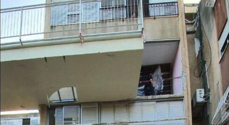 החור שנפער במרפסת הבית בחיפה