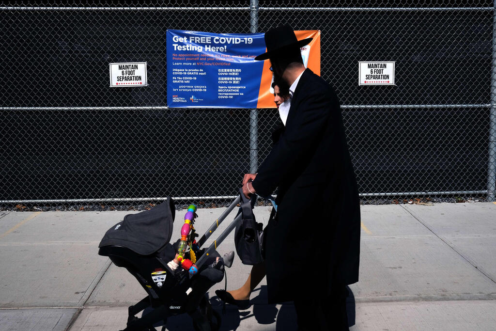 תושבים חרדים בשכונת בורו פארק ב ברוקלין ניו יורק ארה"ב ליד מרכז בדיקות קורונה