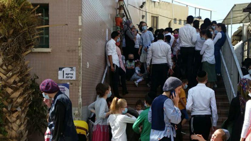 עומסים רבים בעמדות בדיקות הקורונה בבני ברק